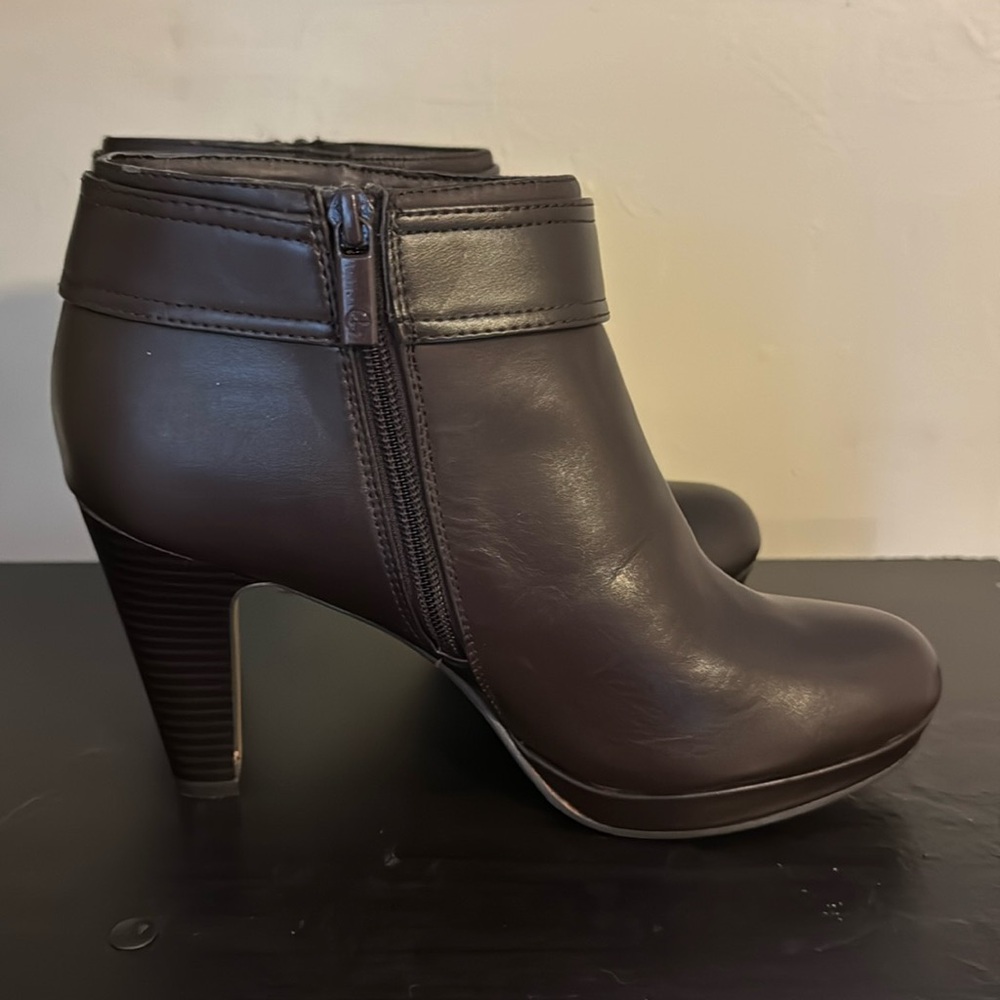 Brown Giani Bernini ankle boots, size 8